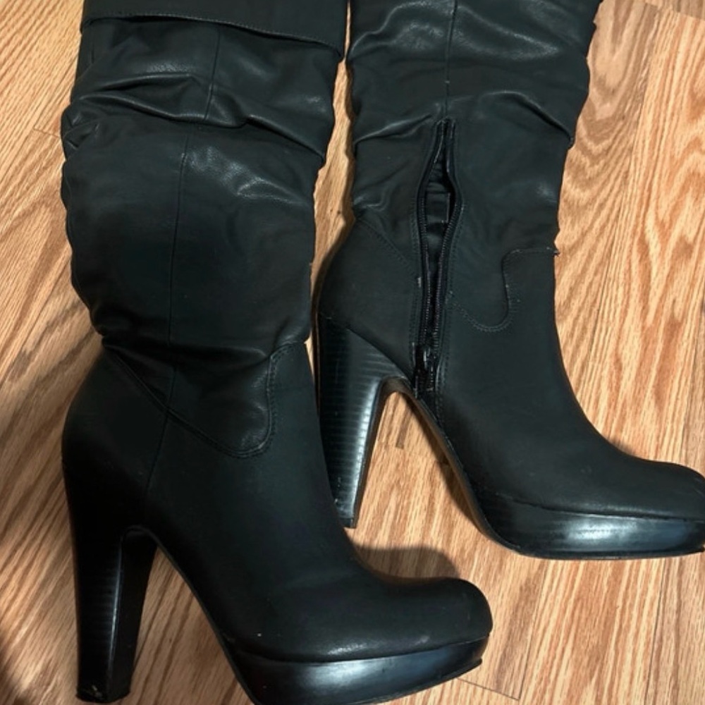 Diba Black Leather Heeled Boots – Size 6 – Original Box